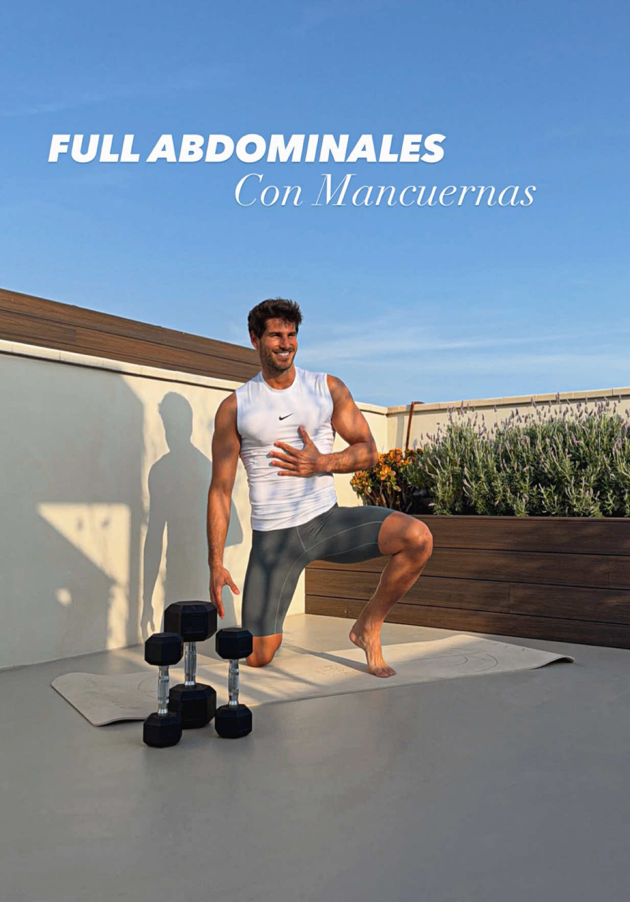 Fortalece tu zona abdominal con estos 6 ejercicios con mancuernas y evita muchísimos problemas! A tope con esta rutina de Pilates 🙏🏻❤️‍🩹💪🏼 Este lookazado, math y mancuernas… los podéis encontrar en @elcorteinglessports Las mallas & math son de @bornlivingyoga 🤗 ▪️6 EJERCICIOS ▪️40” A TOPE ▪️20” DESCANSO ▪️REPITE 3-4 RONDAS ▪️DESCANSA 3’ ENTRE RONDAS ¡Y recuerda! ¡Perder la barriga = déficit calórico! Gastar más de lo que comes, por mucho que entrenes los abs si no tienes este déficit nunca nunca se verán🤗💪🏼 1️⃣Crunch + extensión y tijeras de pies con dos mancuernas 2️⃣ Combo plank toques + pase de mancuerna 3️⃣ Tumbado extansion rodilla + hombro contrario con mancuernas  4️⃣ Combo crunch con mancuerna + elevación cadera talones al cielo 5️⃣ Toques laterales con mancuerna 6️⃣ Elevación lateral con mancuerna  *Muy atentos con el peso, algunos ejercicios permiten subir el peso pero en otros será necesario un peso ligero (pondré las recomendaciones en cada ejercicio)  #abs #workout #pilates #mancuernas #Fitness 