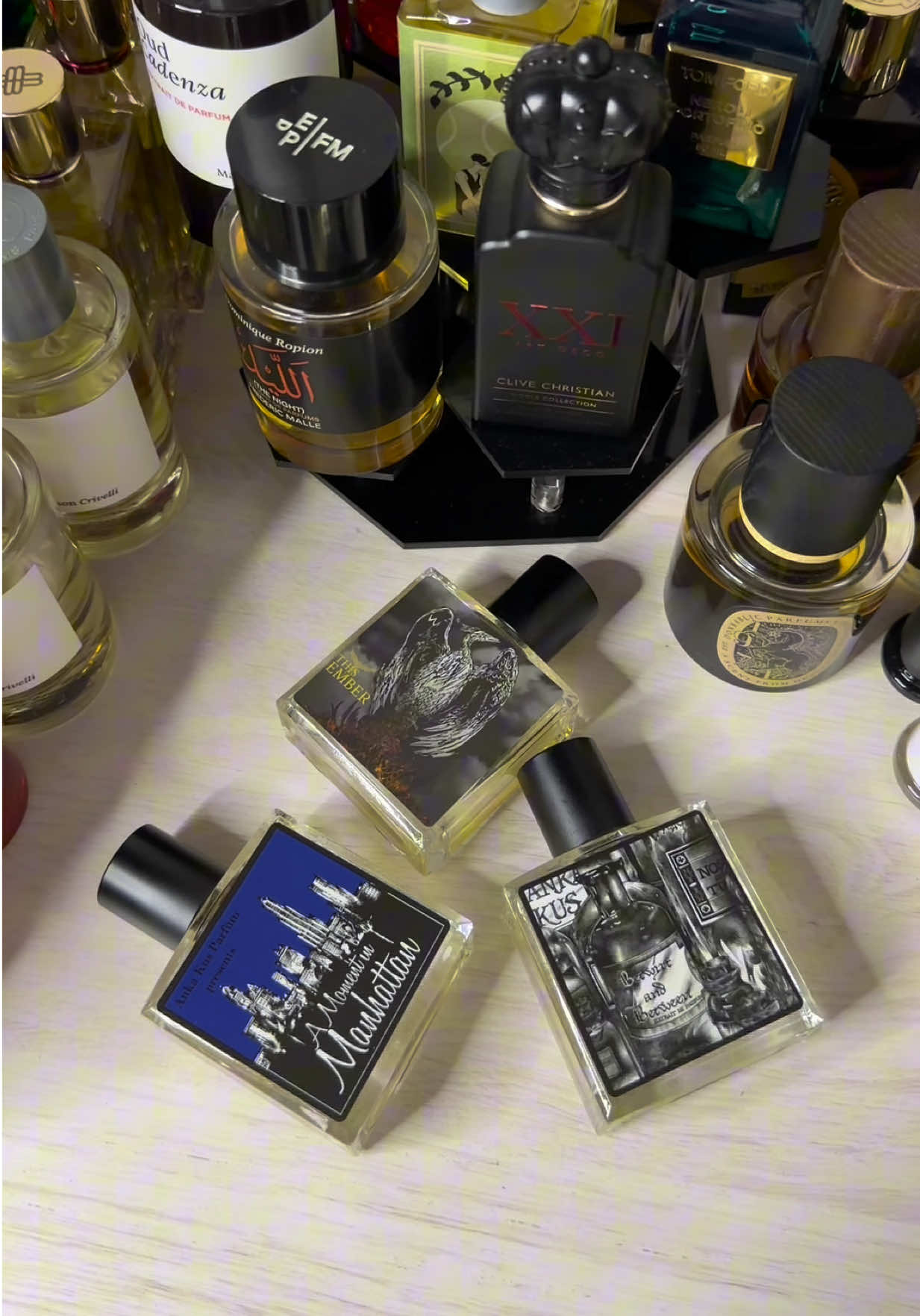 الروايح غير مكرره ( مختلفه )  يا تحبها يا تكرها العطر الثاني اشوفه مناسب للذوق العام و متقبل ( غير صعب )  جربوهم و عطوني رايكم  Betwixt and Between Extrait Anka Kuş Parfüm  A Moment In Manhattan Anka Kuş Parfüm #perfum #مالي_خلق_احط_هاشتاقات🧢 #fragrances #عطور #اكسبلور 