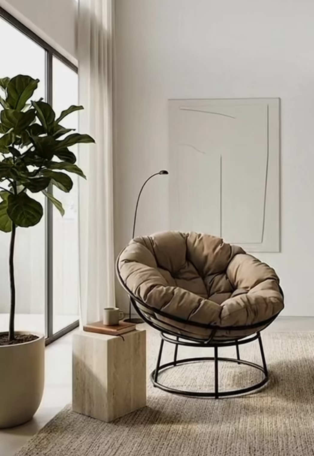 Um móvel coringa, a Cadeira Papasan quebra a monotonia e muda completamente o clima do ambiente com seu design e futon extremamente confortável. #designdeinteriores #decoração #saladeestar #homedecor #areadelazer