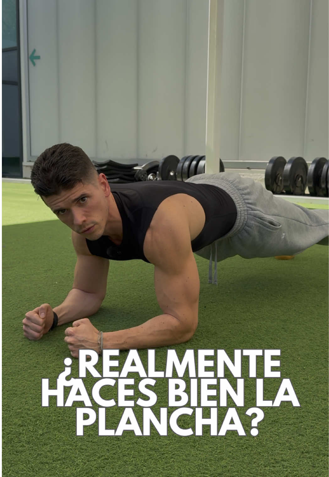 Seguro que aguantas minutos haciendo plancha. Pero ¿Realmente estas trabajando bien el abdomen? ¿O simplemente estás dejando pasar el tiempo?  La mayoría se coloca mal y, sinceramente, si la haces así no estás trabajando nada. En este vídeo te revelo los 4 ajustes que el 90% de las personas ignora para que tu plancha sea realmente efectiva: -Activación de hombros: Empuja el suelo, no te hundas. -Alineación cervical: Mira al suelo, protege tu cuello. -Bloqueo de core: Mete ombligo y aprieta el glúteo (el truco del “puñetazo”). -Tensión total: Posición de pies para una activación total. Guarda este vídeo para aplicarlo en tu próximo entrenamiento de abdomen y sígueme para aprender a entrenar con cabeza. 