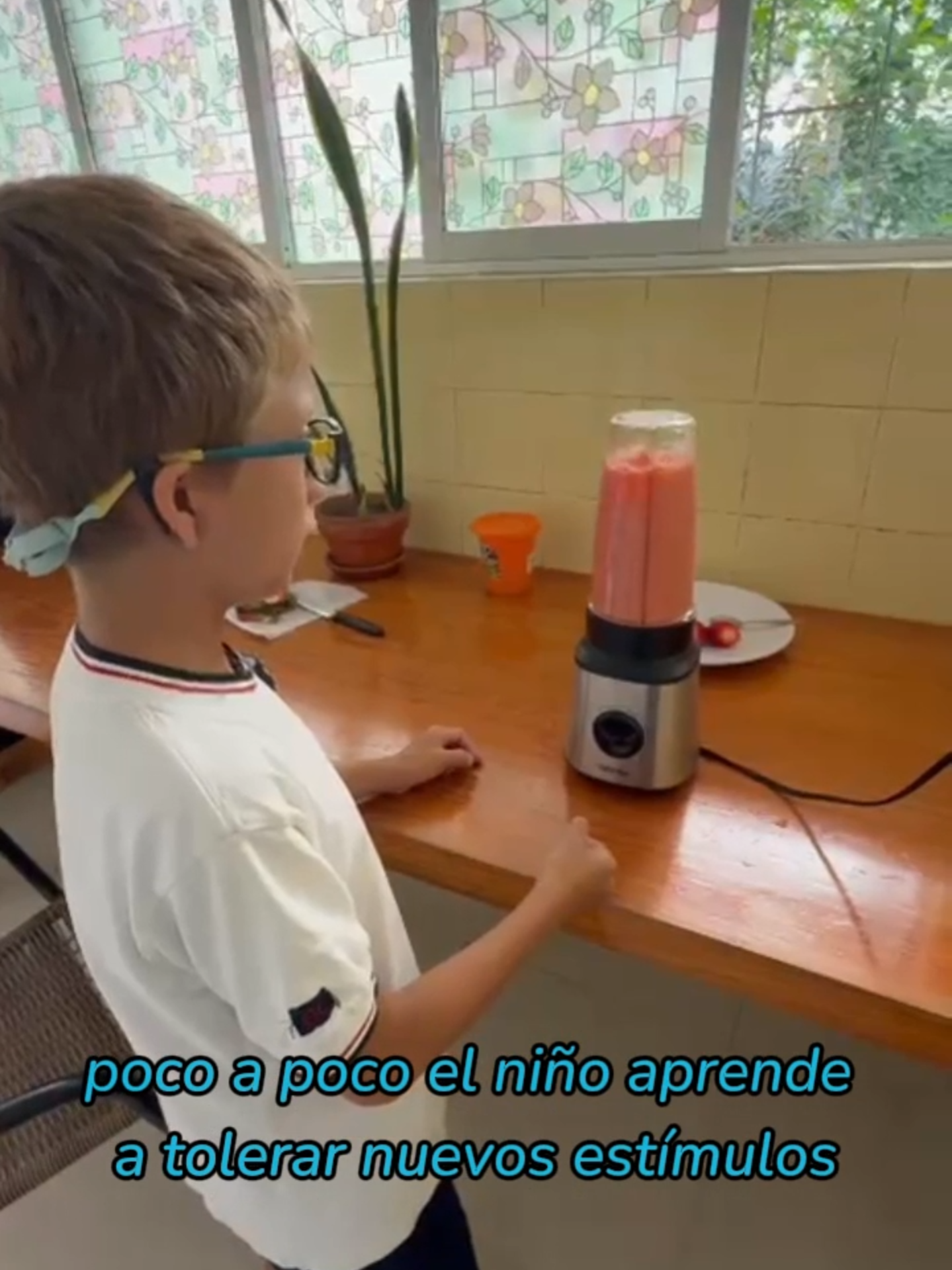 🍓 La alimentación también se aprende… paso a paso A través de la exploración y el juego, los niños pueden acercarse a nuevos alimentos, respetando sus tiempos y procesos✨ . 📩 Escríbenos para más información. 📬Calle José Gálvez 982- Miraflores 📬Calle Pinos del Valle 214 - Surco . 📌Miraflores 📲 950702528 📌Surco 📲 953732407 . #TerapiaOcupacional #AlimentaciónInfantil #SelectividadAlimentaria #Neurodesarrollo #pediatra