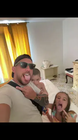 Vi amo troppo vivere  solo per voi ora babbo sempre al vostro  fianco per tutta la vita ❤️💪❤️😍😘
