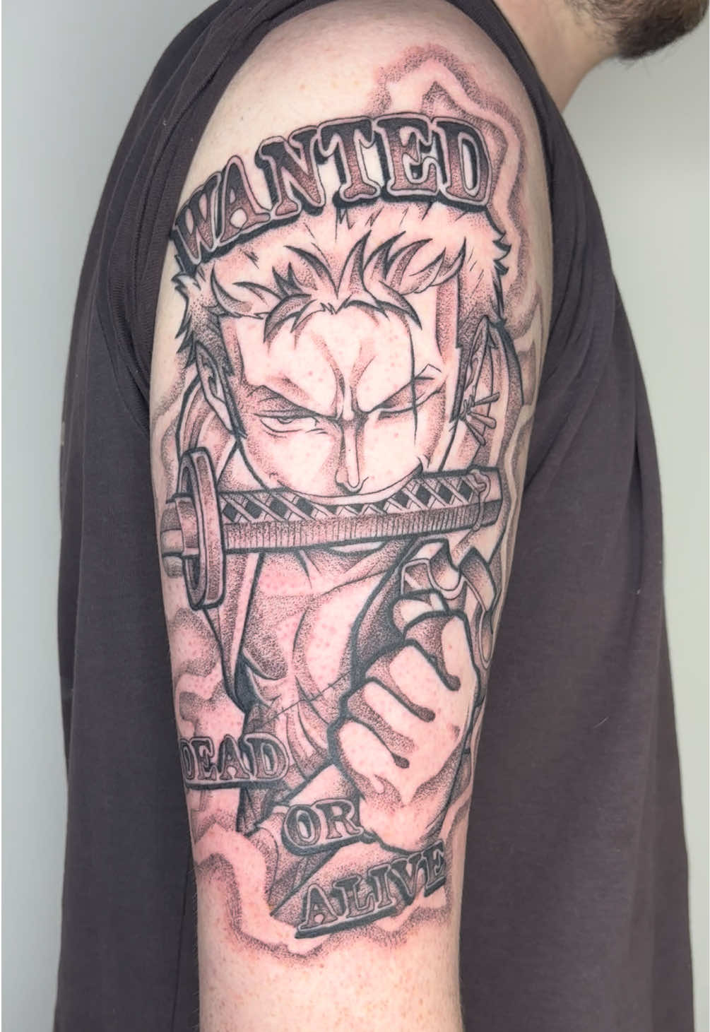 Still one of my favourite tattoos everrr #roronoazoro #zoroonepiece #onepiecetattoo #animetattoos #animetattoos 