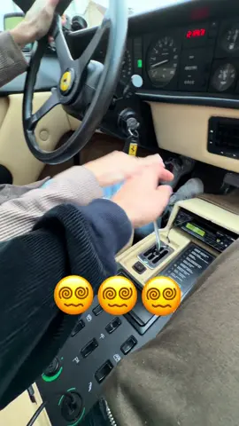 Es ist ein besonderes Gefühl in diesem Auto zu sitzen, mehr auch nicht. Es ist hart einen über 40 Jahre alten Ferrari zu fahren und ich fühle dieses Auto 0,0 😅. Es schaut schön aus, aber vom Fahrgefühl mag ich meinen Twingo mehr 😃.  #ferrari #ferrarimondial 