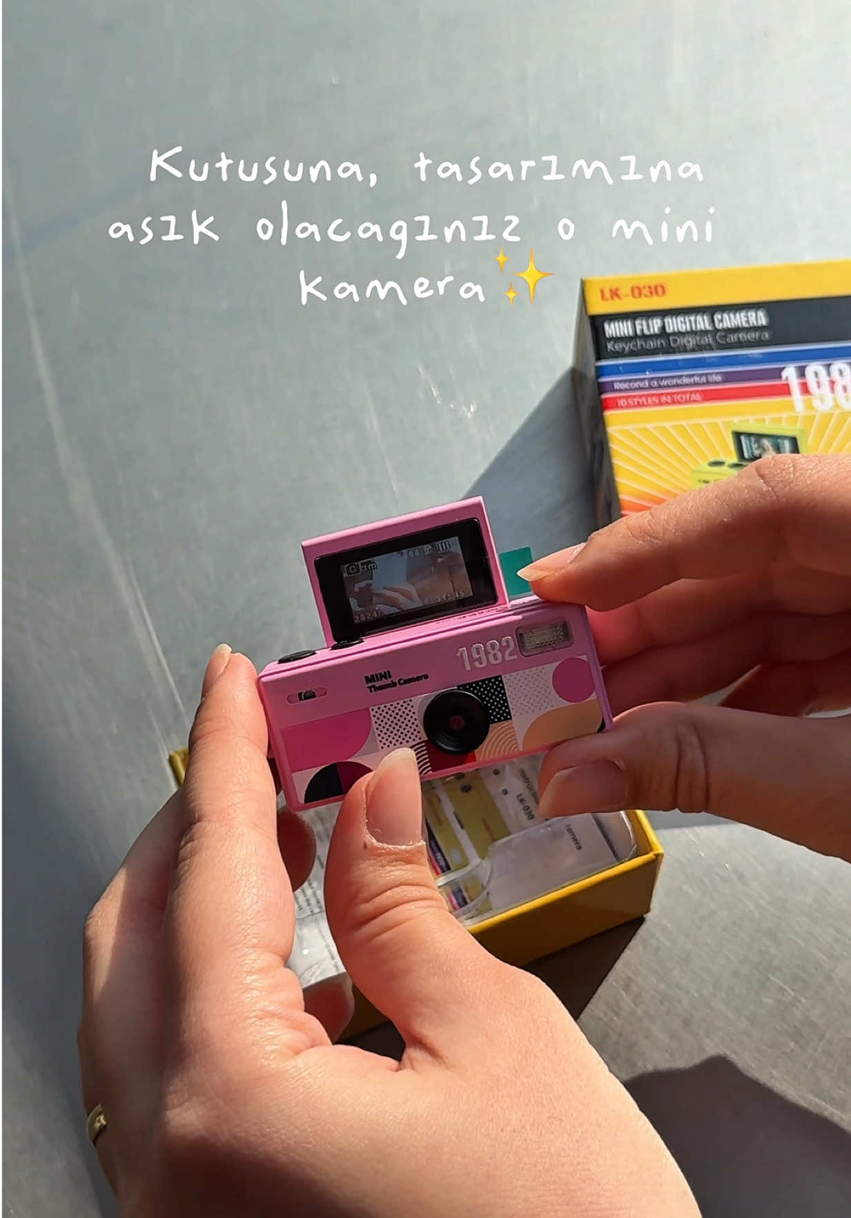 Yeni Mini Dijital Kameramızla tanışın! Her anınıza eşlik edecek, büyük anılarını küçük kadraja sığdıracak, tasarımıyla kendisine hayran bırakacak📸 Bir de 9 farklı renk seçeneğiyle sizi o kadar kararsız bırakacak ki rengi siz seçin sürpriz kutu yollayın bile diyebilirsiniz🤭🤭 Mini Charm Dönen Ekran Kameramız şimdi satışta!✨📸 💻www.roseandroses.com.tr 📱0 850 308 4990  #kamera #minikamera 