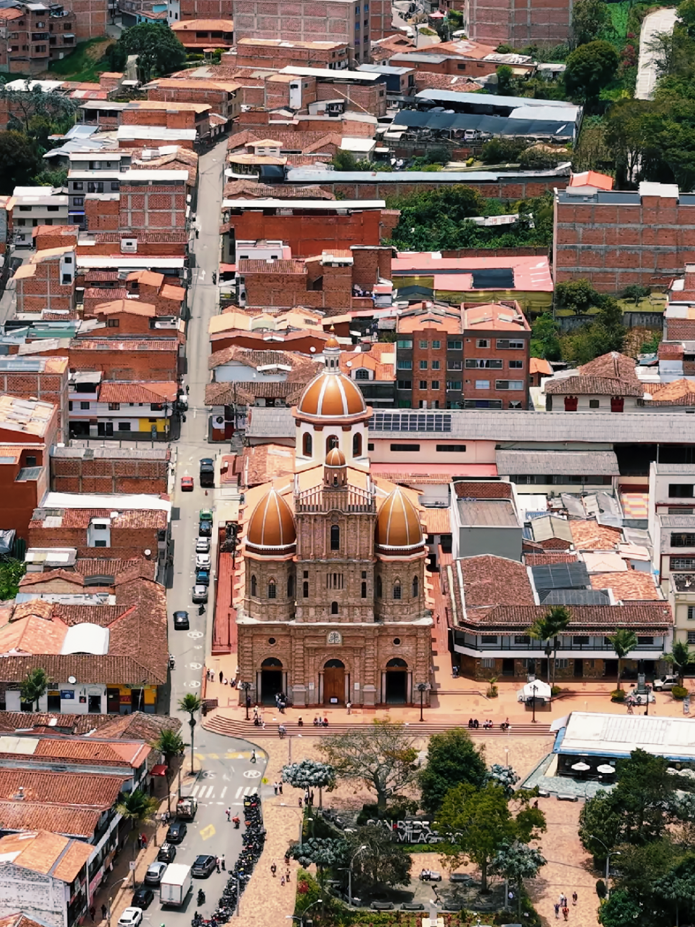 Agradecemos enormemente que comparta este video aéreo de san pedro de los milagros. Las tomas son realmente impresionantes y nos permiten apreciar la belleza del lugar desde una perspectiva única. Saludos✌️📸💥🌄