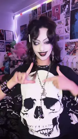 is this trend dead now ? #goth #alternative #gothmakeup #tradgoth 