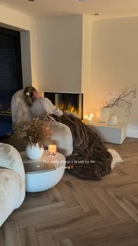 What happened to Spring? 🌿 - Time to get the cosy blankets and candles out again 🤎🔥 - #cosyhome #cosyevening #cosymood #cosyvibe #homeinteriors 