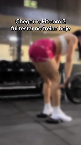 Kit com 2 shorts fitness modelador, aquele estilo que tá viralizando entre as influencers. Ela testou no treino de perna, fez agachamento, stiff e alongamento, e o short continuou firme no corpo, sem incomodar nos movimentos. Vem duas peças no kit, tecido confortável e com efeito levanta bumbum que valoriza sem exagero. #shortfitness #shortfeminino #shortacademia #modelador #levantabumbum     