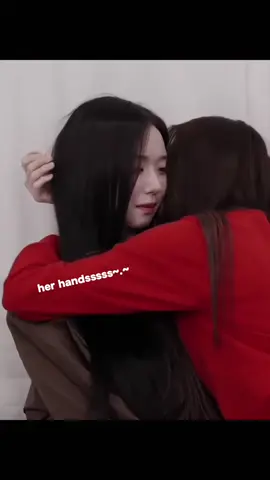 and she went straight for Chaey’s ears~.~ (this was a flirting comptition btw) #tripleS #xinyu #chaeyeon 