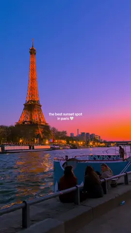 the best spot to watch the sunset in paris 🤍 #paris #eiffeltower #sunset #travel #fyp 