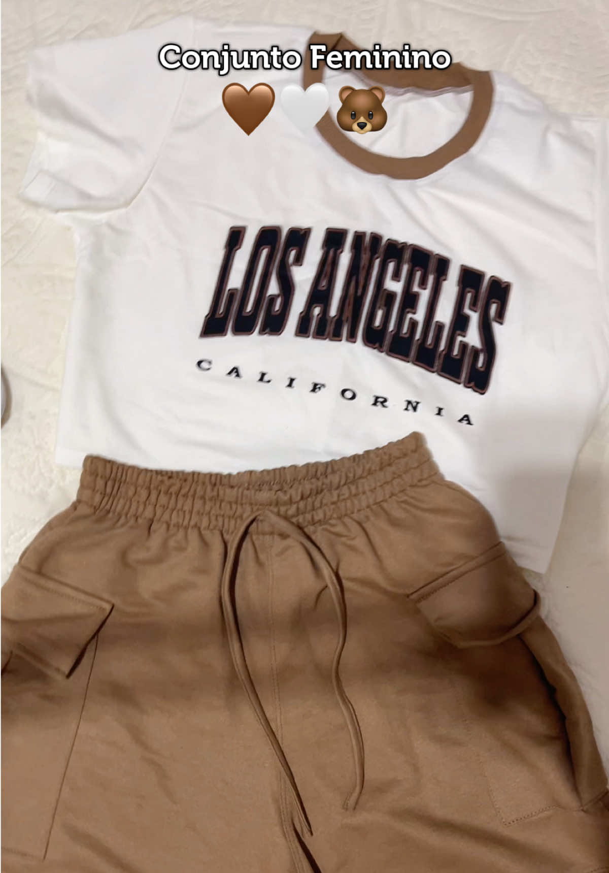 Conjunto Moletinho confortável Short Cargo cintura Alta e Cropped T-shirt Estampada 🐻🤍🤎  #conjuntosfemininos #tshirtstiktokshop #croppedtshirt #cropped 