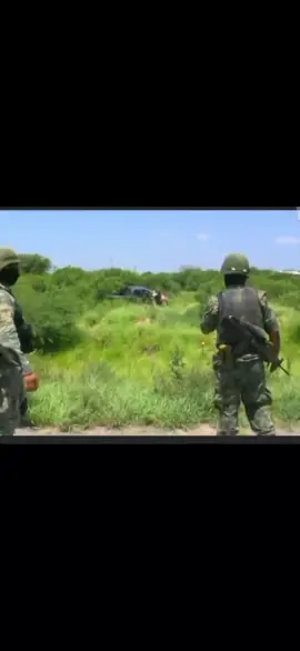 parte 2 El trabajo del Ejército en México suele desarrollarse en contextos de alta tensión, especialmente en operativos contra el crimen organizado o en tareas de seguridad pública. Su labor implica disciplina, estrategia y, muchas veces, riesgos constantes para proteger a la población y mantener el orden en situaciones complejas. Por otro lado, los reporteros cumplen una función fundamental en una sociedad democrática: informar, documentar y dar transparencia a lo que ocurre, incluso en escenarios delicados. Su presencia en operativos busca garantizar que la ciudadanía conozca la realidad de los hechos y que las autoridades actúen dentro del marco legal. Sin embargo, en ciertos momentos puede generarse fricción entre ambos. Algunos elementos del Ejército perciben que la presencia de la prensa entorpece operaciones tácticas o pone en riesgo la seguridad, mientras que periodistas defienden su derecho a informar y el acceso a la verdad. Este choque refleja un equilibrio difícil pero necesario entre seguridad y libertad de prensa. En esencia, tanto el Ejército como los reporteros cumplen roles importantes; el desafío está en encontrar una coordinación que permita a ambos realizar su trabajo sin comprometer la seguridad ni el derecho a la información.#paratiiiiiiiiiiiiiiiiiiiiiiiiiiiiiii #fyp #militar #ejemex🇲🇽 #ejercitomexicano 