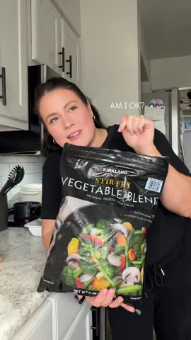 solo parenting for dinner & bath time calls for a quick easy simple dinner 🫡🫡🫡 also here to show that lived in homes do sometimes be getttttin messy😂 #momlife #Vlog 