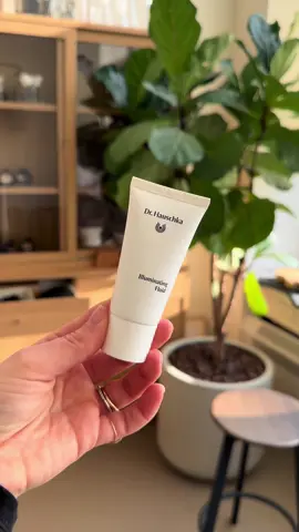Lente tip van Tamara: 100% natuurlijke glow met de Illuminating Fluid. 🌼   #Sustainability #drhauschkanl #greenskincare #NATRUECertified