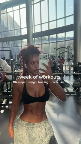 Workouts only take me 45 min to an hr (strength training) and then I’ll walk on the treadmill for an hr to hit my 15k steps. 2hrs max in the gym  but the biggest thing that I feel like has helped my journey, the most has been intentionally consistent with hitting my steps. There is no secret formula to living and actively style. You just need movement.🧡 and if you need more help during your journey, my applications for 1:1 Training in my bio❤️ . . . #weekofworkouts #workoutsplit #blackgymgirls #gymgirlvids 