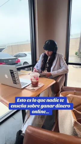 Lo que nadie te enseña de ganar dinero en línea: lee bien esto  1.	💡 Mentalidad > método 2.	⏳ Constancia > hacks mágicos 3.	🤝 Conectar con tu audiencia 4.	❌ Fracaso = aprendizaje 5.	⚡ Tu tiempo y energía importan La constancia es clave y tener una comunidad lo es tambien Si tú también quieres aprender comenta DIGITAL y te envío toda la info 💌 #marketingdigital #ingresosonline #trabajodesdecasa #creatorsearchinsights 