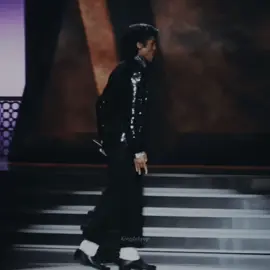 Just like him…🥹 #kingofpop #michaeljackson #viralvideo #billiejean #mj 