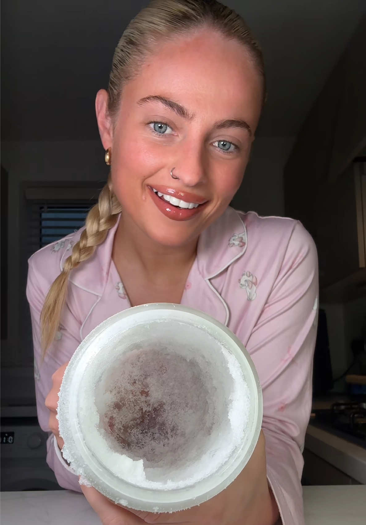 ICY GLASS TUTORIAL 🧊❄️🥶  #frozenglass #drink #drinkinspo 