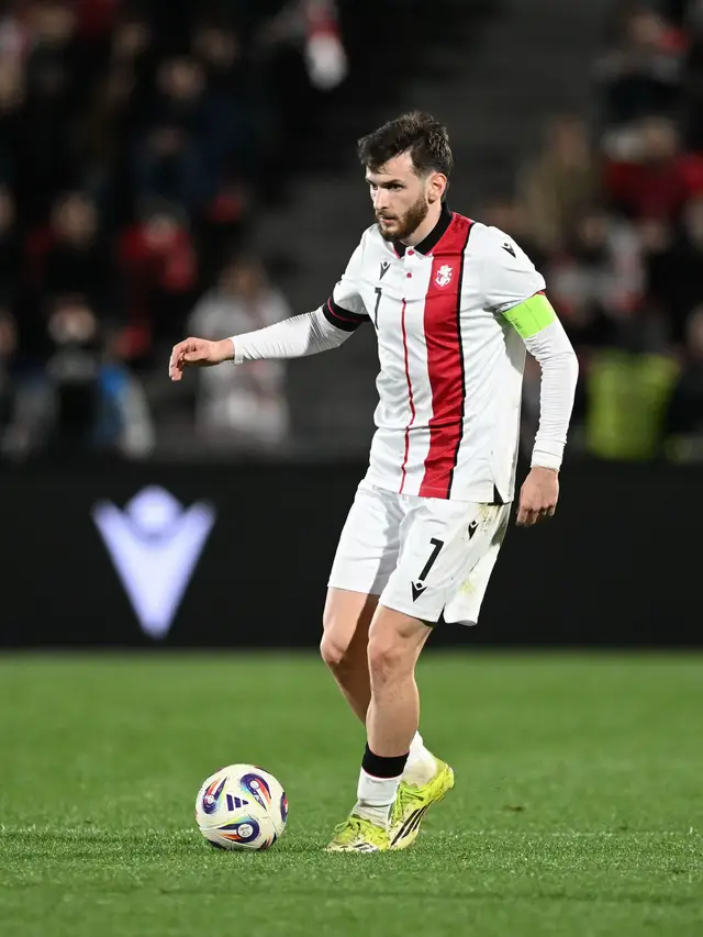 Deux buts pour le capitaine de la Géorgie ! 👏⚽️ La Géorgie de Kvara fait match nul 2-2 lors d’un match amical. #psg #kvaratskhelia #georgie 