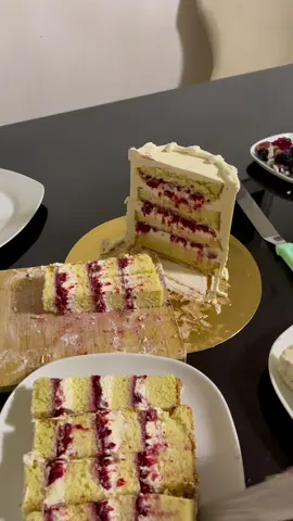 Pas de régime avec mes gâteaux 🤣 Découpe d’un layercake framboise chocolat blanc 🤰🏽 #layercake 