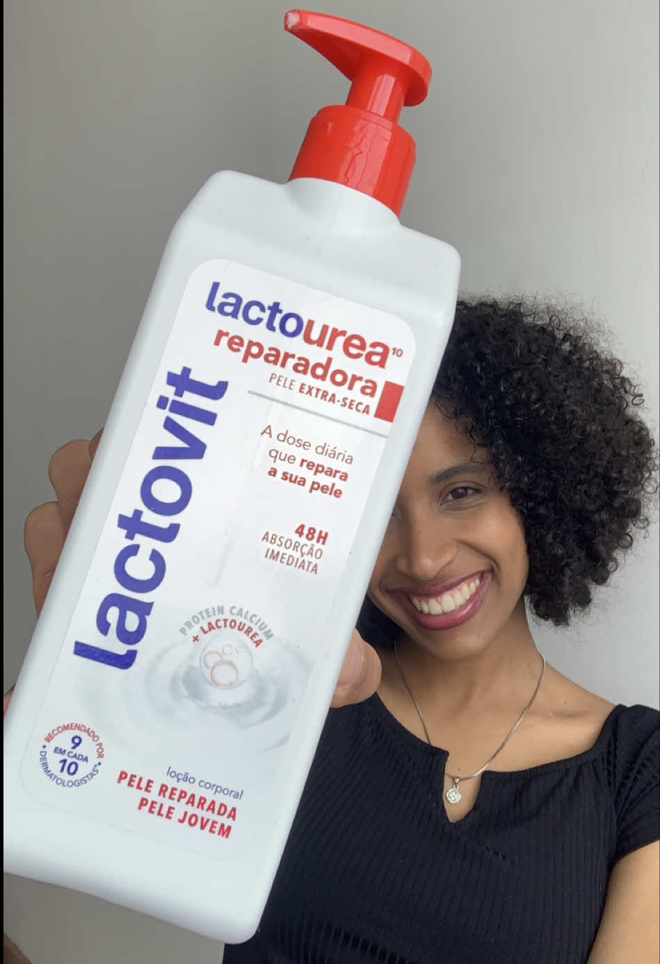 Tem bolinhas nos braços ou nas pernas? Pode ser ceratose folicular 👀 Esse hidratante com ureia ajuda muito na hidratação e na textura da pele. Resolvi testar e contar minha experiência! #ceratosefolicular #peletexturizada #hidrataçãodapele #dicasdebeleza #lactovit 