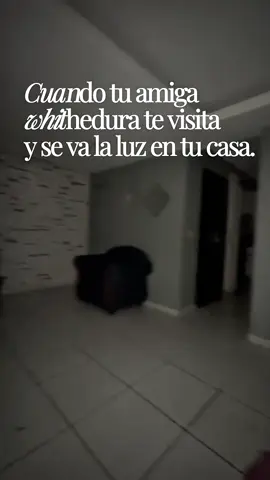 Cuando tú amiga whiteduran te visita y se va la luz 🤣🤣🤣🤣🤣 #comedia #amigas #visitas #fresas #humor 