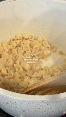 10-minutes and you have a five star restaurant meal ✨👏🏼 @GOODLES  . . . #macncheesehack #goodles #pasta #cheesepasta 
