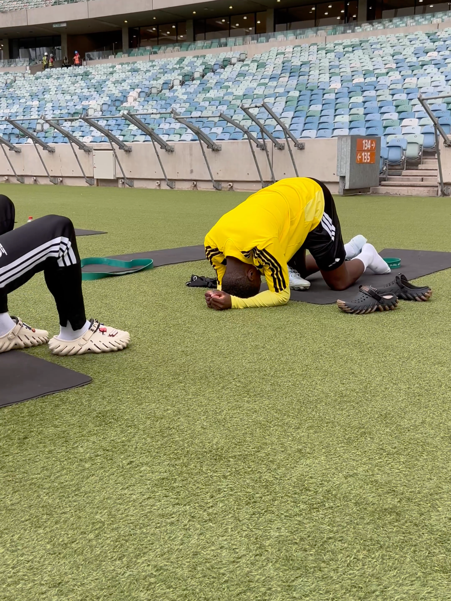 Mokoena brought to his knees... What a laugh from Teboho Mokoena at Bafana Bafana training. #BafanaBafana #GoalMzansi #sportsontiktok
