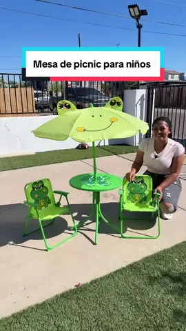 mesa con sombrilla y dos sillas plegables es perfecta para darles a los niños su propio espacio al aire libre🧒👧🏼🍹🏖️ #outdoorfurniture #toddlertable #patiofurniture #greenish #tiktokshopspringglowup @Costzon 