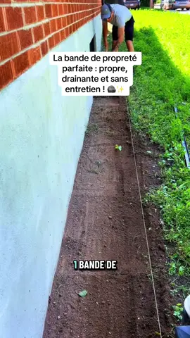 Sur ce chantier, un paysagiste réalise une bande de propreté le long de la maison en préparant le sol, en posant une bâche et en ajoutant des galets pour un rendu propre, drainant et sans entretien. # : #paysagiste #bandedeproprete #amenagementexterieur #jardin #paysagisme  