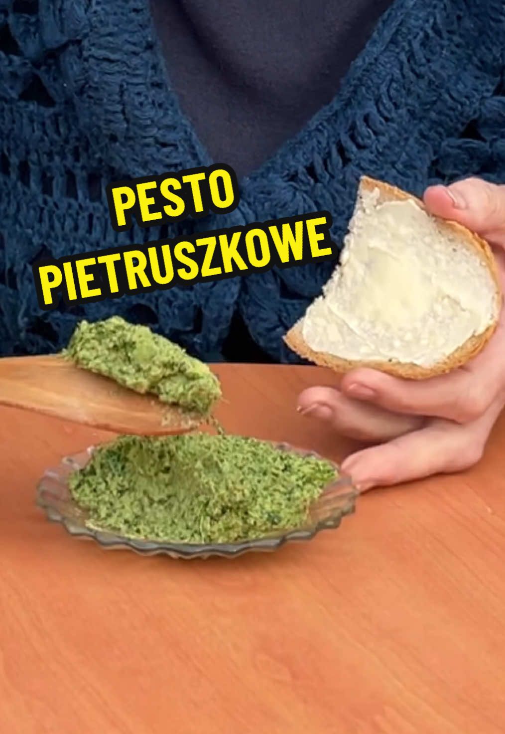 Przepis 🌿 • 3 pęczki pietruszki od sprawdzonego rolnika   • sok z połowy cytryny   • 50 ml oleju z lnianki / lnianego / oliwy z oliwek lub 1 awokado • 2 garście słonecznika lub orzechów piniowych / migdałów   • 2 ząbki czosnku (np. Harnasia) • sól kłodawska do smaku   Wszystkie składniki zblenduj. Gotowe! 💚