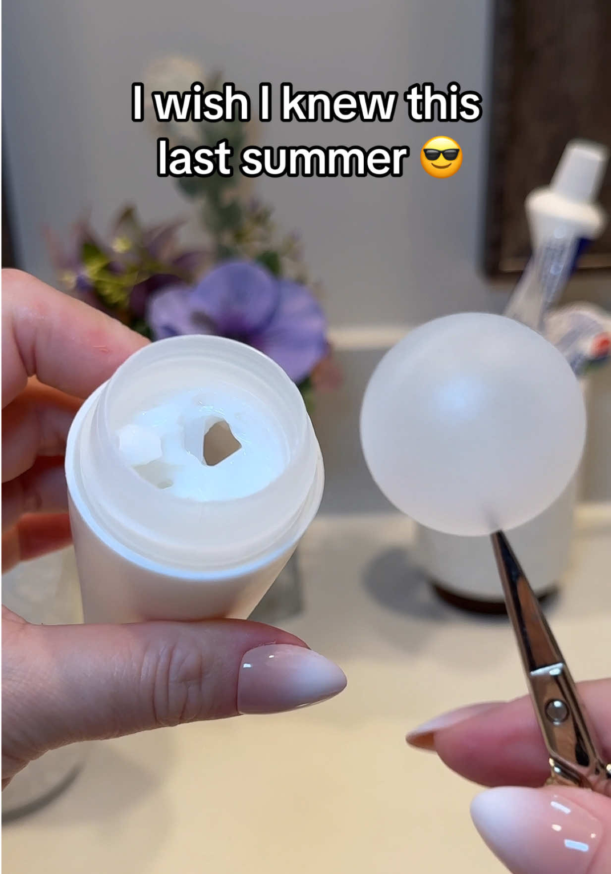 A different way to use sunscreen that helps avoid mess and makes it easier for outdoor use. #summerhack #traveltips #LifeHack #learnontiktok #uslifestyle