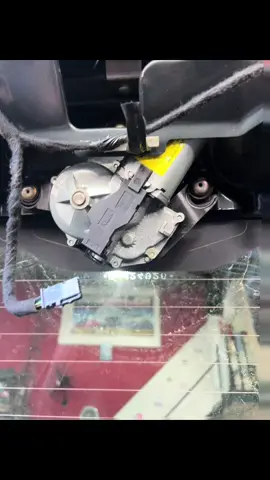 Fiat Punto se le activa el limpiaparabrisas trasero al dar arranque. Tenemos código de error relacionado pero todas las pruebas concluyeron en que hay que reemplazar el motor 🫠
