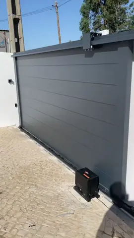 Installation de moteur automatique pour porte coulissante Vous avez une porte coulissante ? Passez à l’automatique avec notre service d’installation professionnelle. ✔️ Ouverture à distance (télécommande) ✔️ Confort et gain de temps au quotidien ✔️ Installation rapide et sécurisée ✔️ Compatible avec la plupart des portes 👉 Nous transformons votre portail en système automatique fiable et moderne. #porteautomatique #automatisation_portail #automatisation #portecoulissant #garage 
