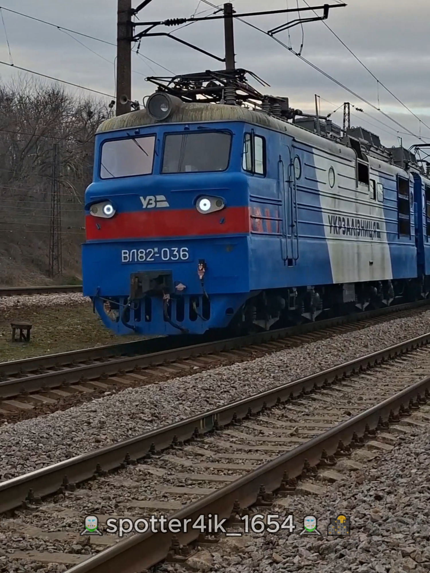 Вл82м-036 с мега приветочкой из двух кабин🥰✌ #поезда #fyppp #fypシ゚ #elbrusoo #поезд #рекомендации #рек #уз #укразілізниця #крута #вл82м