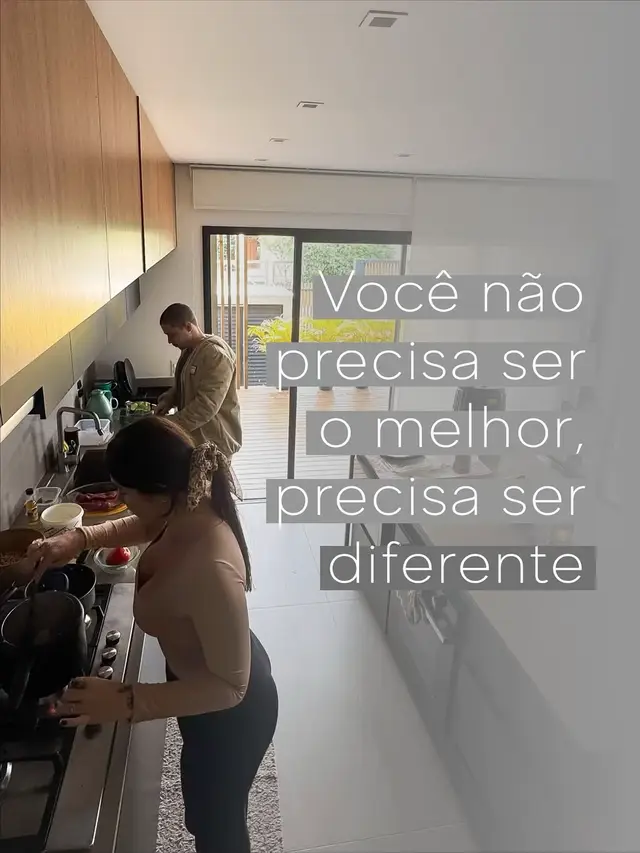 O mercado te reconhece quando você se reconhece🪞 Seguir as tendências, repetir fórmulas prontas, imitar o que está “dando certo”… Isso te afasta do que realmente diferencia: a sua identidade. Quando você para de tentar agradar todo mundo e começa a construir a marca com base na sua verdade, tudo fica mais leve. Mais coerente. Mais agradável. Marcas fortes não são as que falam com todos. São as que têm algo real pra dizer para a sua própria comunidade.  Que contam a própria história, que mostram a sua personalidade, falam do que acreditam, mesmo quando isso vai na contramão do que alguns vão pensar. Você não precisa ser a melhor no jogo dos outros. Precisa ser autêntica no seu.  Porque ninguém é tão bom em ser você quanto você. Isso é o que te faz ser incomparável. O que você pensa sobre isso? 🩶 #identidade #posicionamento #identidadevisual 