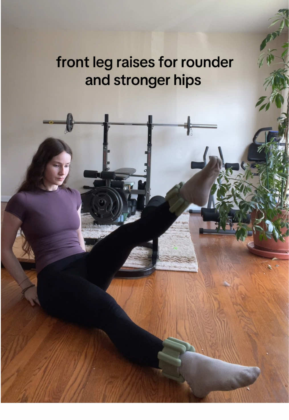 wider hips is about working the hip flexors and lower body muscles to gain more mass and width!! 🫶 front leg raises are my favorite leg day finisher #athomeworkout #dreambody #hourglass #hips #legraises 