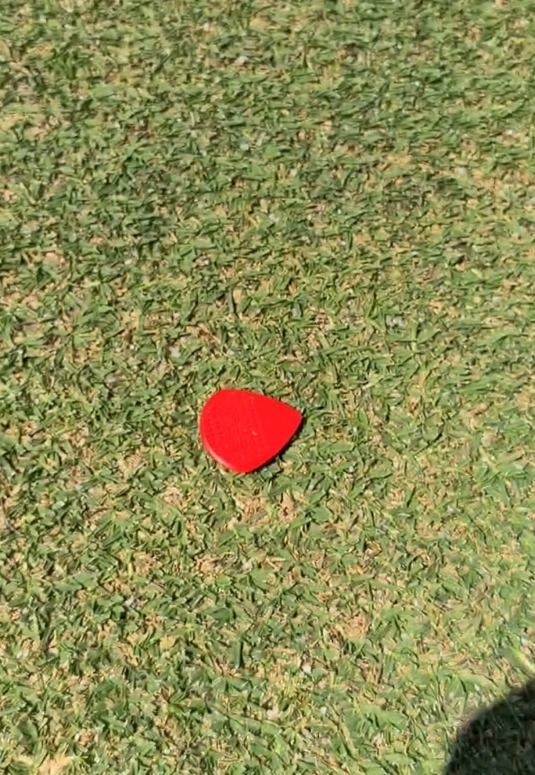 When you forget your ball marker but remember you’re a guitarist #guitartok #guitarist #guitarpick @Dunlop Manufacturing 