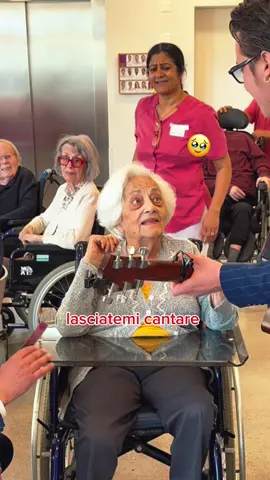 EMOTIONAL moment while surprising people at an elderly care home❤️🥹 She was so sweet and proud..🤍 Creating new memories that last forever🙏🏽  #litaliano #singing #surprise #esteriorebrothers #carehome @Gabriele Esteriore @Amedeo Esteriore @Mimmo Esteriore 
