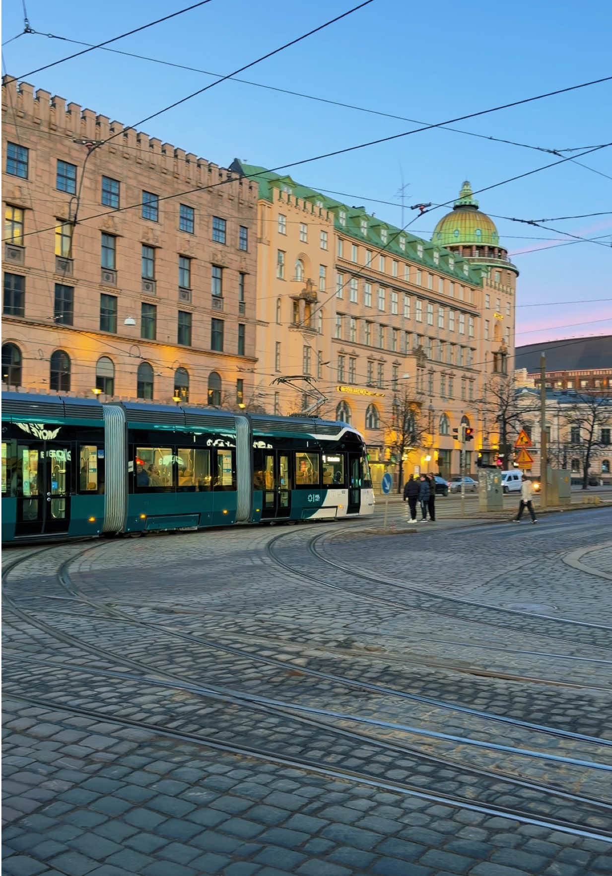 Tram lines through Helsinki 🇫🇮🚋 Watching the tracks curve through the city center, framed by classic architecture. In the afternoon light, as the sun begins to set, the buildings pick up a soft glow that changes the whole atmosphere. There’s a quiet rhythm to how everything moves here — not fast, not chaotic, just steady and smooth. Sometimes even simple scenes like this feel enough. #Helsinki #Finland #Tram #Architecture #NordicLight