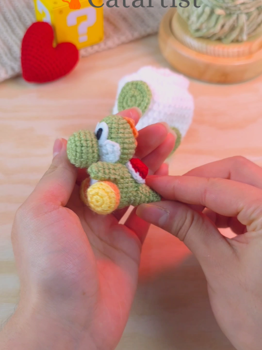 Hagamos un Amigurumi de Yoshi 🤩💚 . #amigurumi #crochet #mariobros #yoshi #peluchestejidos 