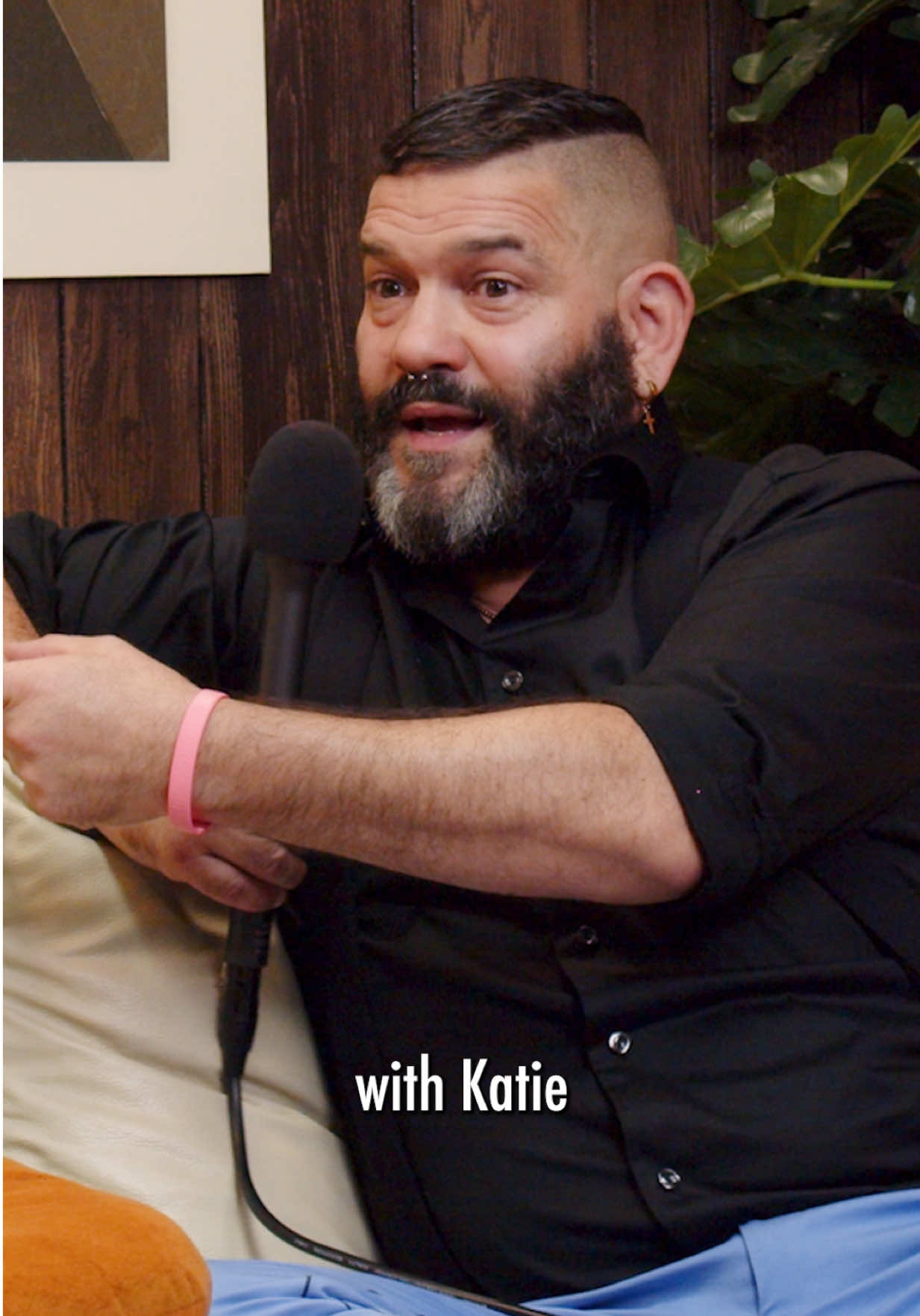 The very legendary actor Guillermo Diaz is on the couch today and we dive into his approach to method acting, his status as Madonna’s #1 fan, and the unforgettable wrap gift he received from Scandal. FULL EP. LINK IN BIO 