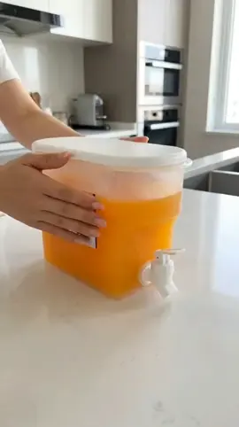 Siqueira plástica para geladeira com capacidade de 3 litros, formato retangular e torneira frontal para servir bebidas de forma prática e organizada. Ideal para otimizar espaço. #Suqueira #achadinhostiktokshop #TiktokshopBrasil 