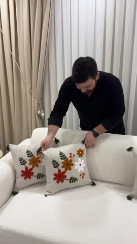 Evinin ruhu biraz özgür, biraz sıcak, biraz da sana özel olsun 🌿 Bohem koltuk örtümüz; sade şıklığı, doğal dokusu ve huzur veren tonlarıyla yaşam alanına bambaşka bir enerji getirir. Küçük bir değişimle büyük bir atmosfer yaratmak sandığından daha kolay ✨ 🛋️ Yumuşak ve konforlu doku 🧺 Pratik ve uzun ömürlü kullanım 🌾 Zamansız bohem tarz Sadece bir örtü değil, evine karakter katan bir dokunuş 🤍 Tarzını yansıt, farkını hisset! . . . . . #koltukörtüsü #koltuktakımı #bohem #salon #trend 
