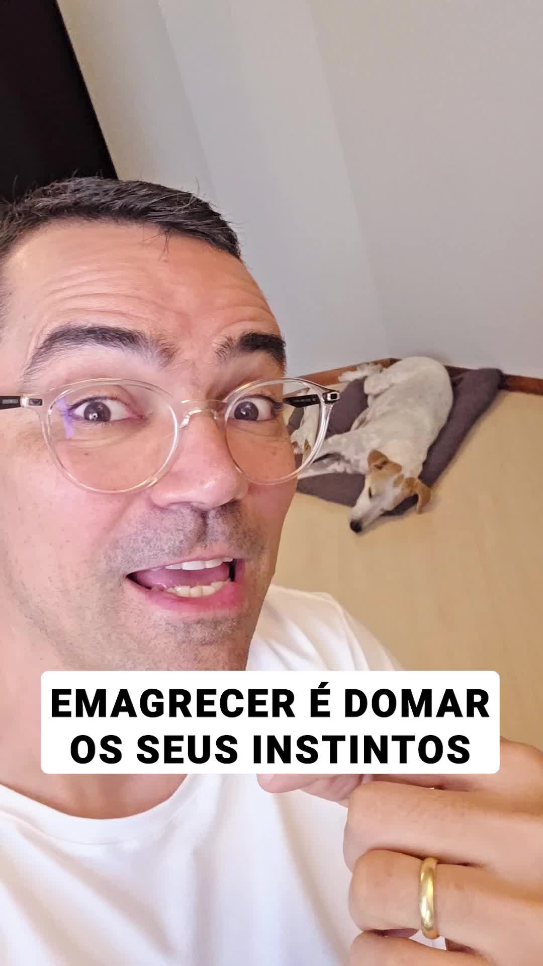 🧠 Fomos programados pela evolução para buscar comida e acumular energia, pois no passado a sobrevivência dependia disso. Hoje, com a comida a um clique de distância, deixar alimentos expostos pela casa é um convite aberto para o ganho de gordura. Para quem busca entender como emagrecer de forma saudável, o primeiro passo é dominar o ambiente ao seu redor e esconder as tentações visuais.🍏 🏠 Se você quer adotar novos hábitos para emagrecer, organize sua cozinha, guarde as panelas no fogão e deixe as guloseimas fora do campo de visão. O controle dos seus instintos começa pela organização inteligente do seu lar. ✨ 📲 Salve este vídeo para lembrar de organizar seu ambiente e compartilhe com aquela pessoa que precisa ouvir isso hoje! 👇 Aurélio Alfieri Profissional de Educação Física CREF: 009911-G/PR #aurelioalfieri #treinoemcasa #exercicioemcasa #caminhadaemcasa #exerciciofacil #treinofacil #R1599