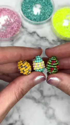Natürlich dürfen zu Ostern auch die Ostereier nicht fehlen 🤗. Für ein Perlen-Ei brauchst du 50cm Draht und Saatperlen 🪺 #beadwork #beading #beadtok #beadingtutorial #eastereggs 