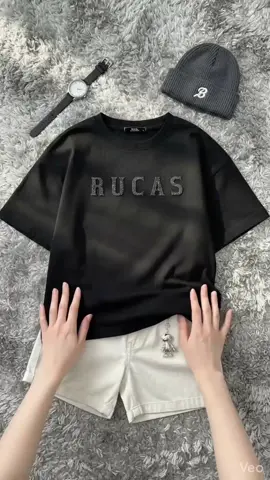 Kaos anak kekinian dengan desain simple tapi tetap stylish! ✨ T-shirt “RUCAS” hadir dengan bahan adem, lembut, dan nyaman dipakai seharian. Cocok untuk aktivitas santai maupun jalan-jalan biar si kecil tetap tampil keren 😎 Tersedia pilihan warna hitam & putih yang mudah dipadukan dengan outfit apapun. Wajib punya untuk gaya anak yang modern dan fashionable! 💯 🛒 Yuk langsung checkout sebelum kehabisan! #KaosAnakKeren #FashionAnak #BajuAnakHits #OOTDAnak 