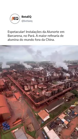 Localizada em Barcarena, no Pará, a Hydro Alunorte é a maior refinaria de alumina do mundo fora da China. Um gigante que transforma bauxita em alumina, etapa essencial para a produção do alumínio que usamos em tudo. ⚙️ Operando o Processo Bayer em escala global: a bauxita passa por etapas críticas de digestão, clarificação, precipitação e calcinação para se transformar em alumina (Al₂O₃) de alta pureza. 🏗️ É o elo fundamental da cadeia primária do alumínio. Engenharia pesada em estado puro! Gostou desse conteúdo? Siga a @abetaeq e compartilhe para a sua rede.