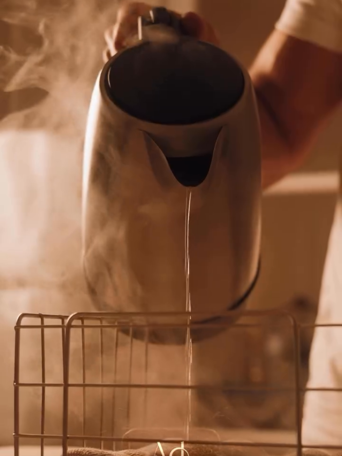 À L'ADRESSE Saint-Honoré, nous prenons le temps de préparer la cabine afin de créer une atmosphère accueillante. L'eau est aromatisée, les serviettes sont chauffées, le système chauffant est activé, et les mains sont réchauffées pour offrir un confort optimal dès le début du soin. Prise de rdv lien en bio #massage #soinducorps #massageinparis #luxurymassages